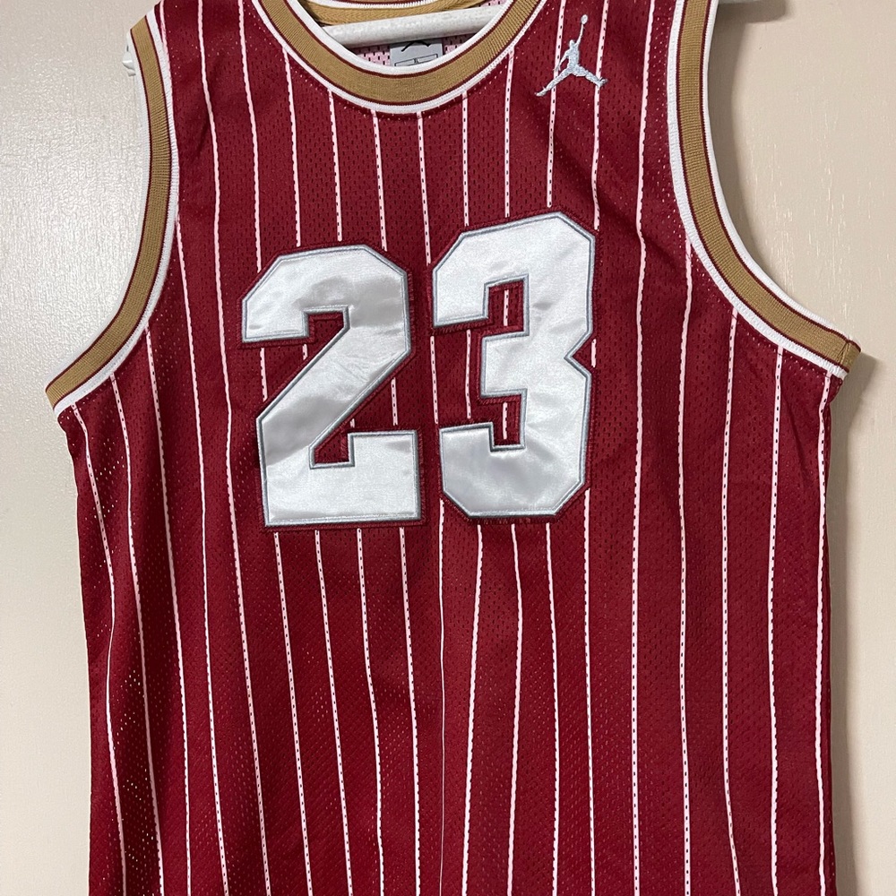 MICHAEL JORDAN JERSEY MAROON/WHITE/GOLD COLOR SIZE XL BOYS OR SMALL MENS.